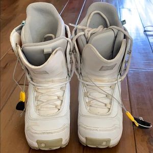 Burton Lodi white snowboarding boots